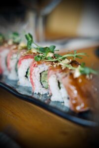 Sushirol close up op een zwarte plank
