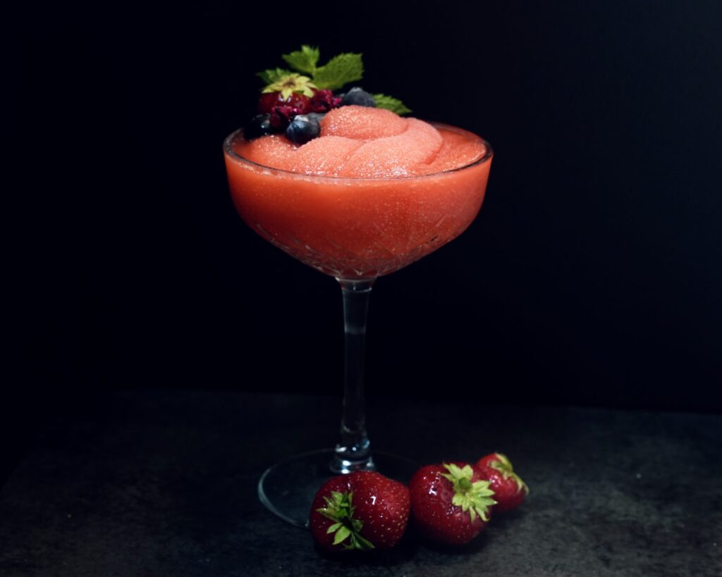 Frozen cocktail met aardbeien en bessen