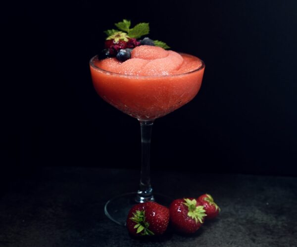 Frozen cocktail met aardbeien en bessen