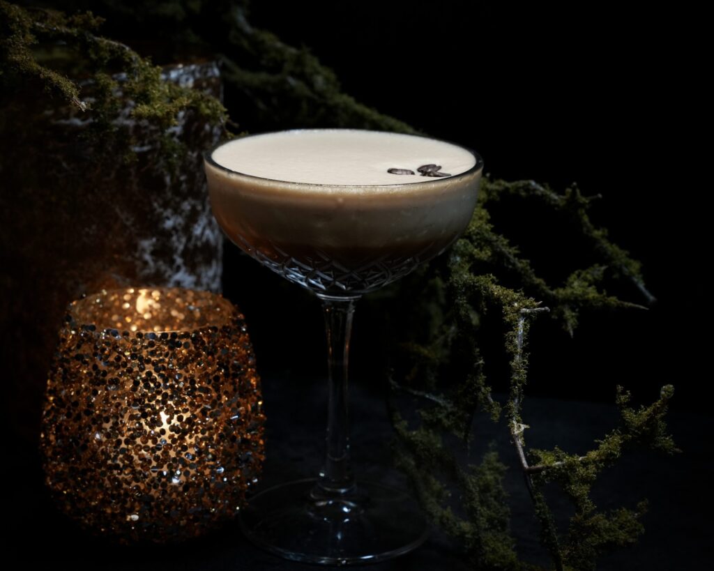 Espresso martini bij kaarslicht