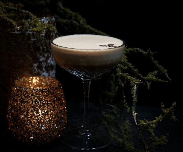 Espresso martini bij kaarslicht