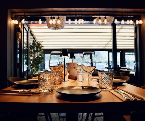 Gedekte tafel in de serre van Papa Ito met sfeerverlichting