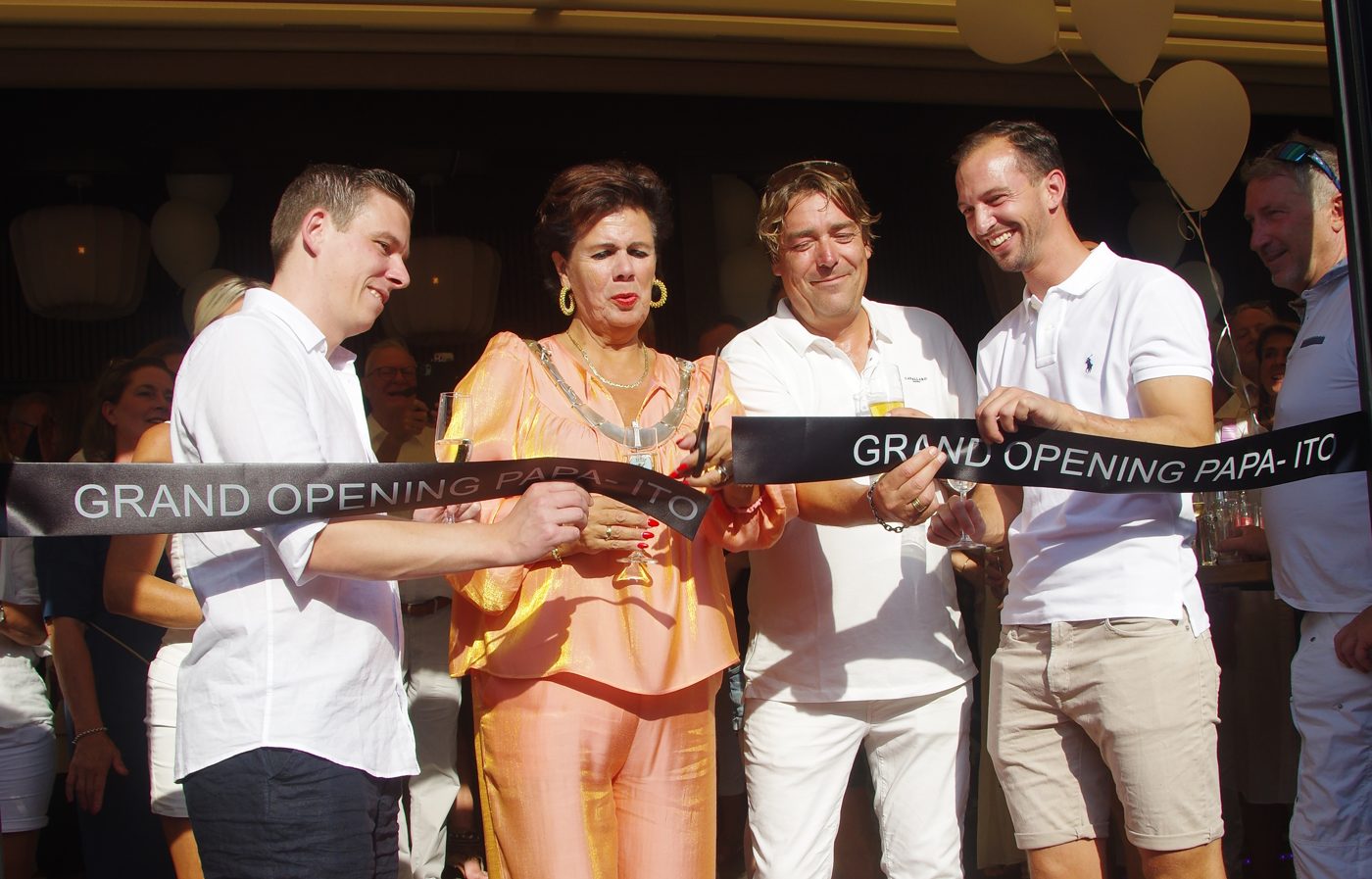 Het lint wordt doorgeknipt tijdens de Grand Opening van Papa Ito