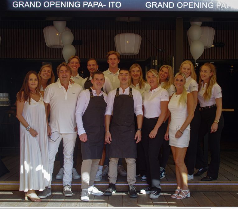 Het eerste team van Papa Ito op de dag van de opening