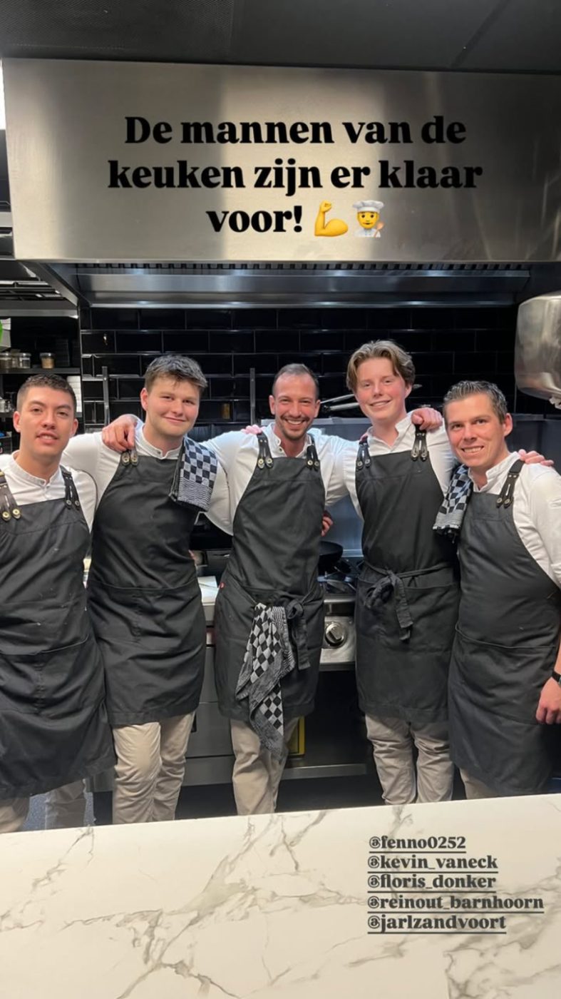 Het keukenteam van Papa Ito in de open keuken