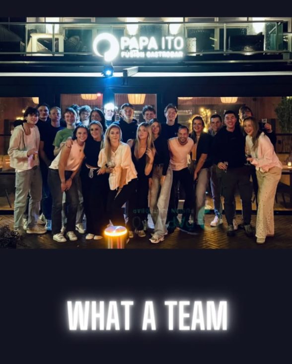 Het voltallige team van Papa Ito voor de verlichte gevel